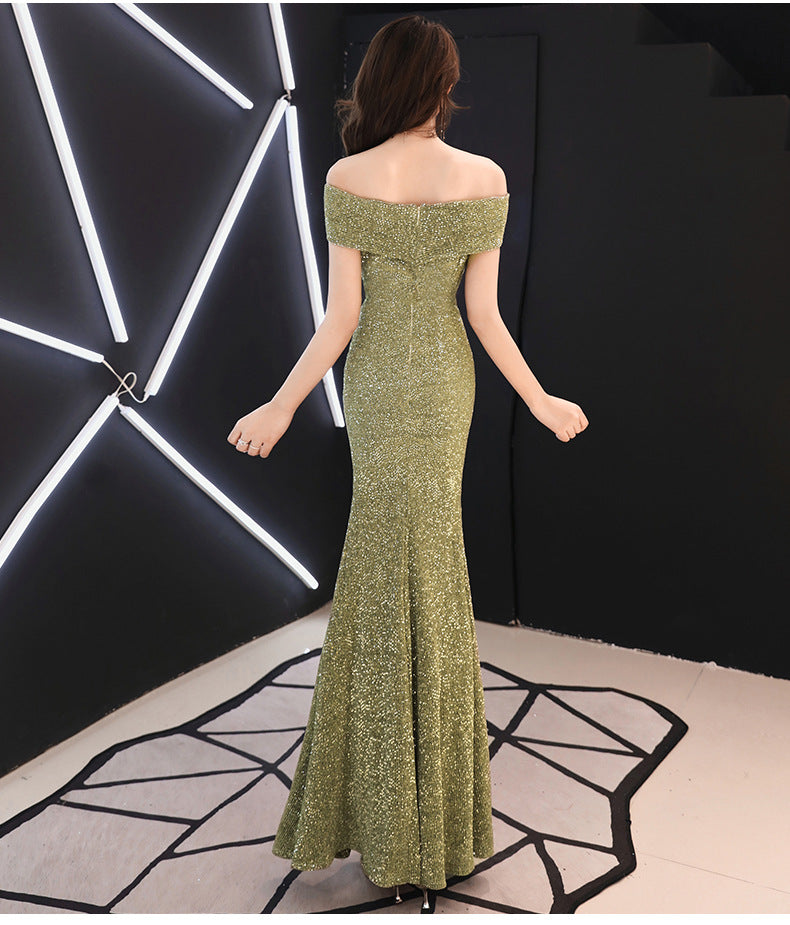 Skirt with slit hips